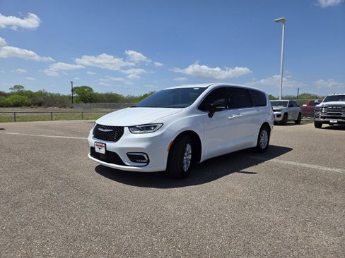 New 2026 Chrysler Pacifica Select image 3