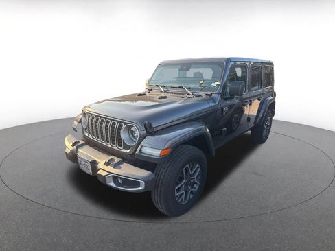 Used 2025 Jeep Wrangler Unlimited Sahara AWD/4WD image 3