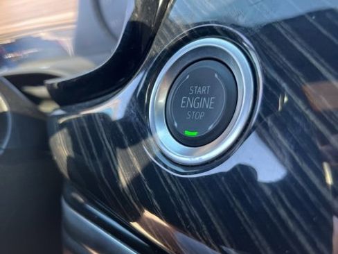 Used 2025 Cadillac XT6 Premium Luxury image 22