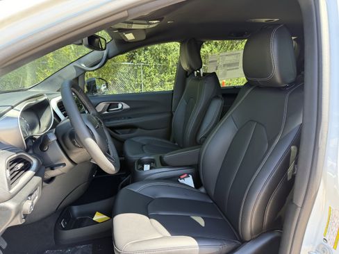 New 2026 Chrysler Pacifica Select image 15