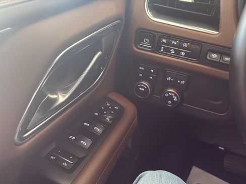Used 2023 Chevrolet Tahoe High Country AWD/4WD image 15
