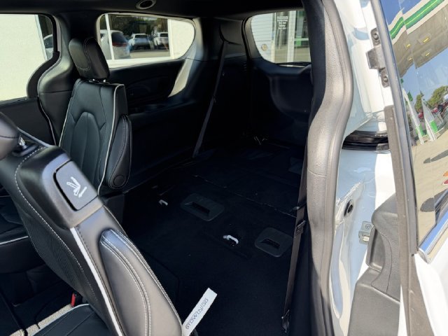 Used 2026 Chrysler Pacifica Limited FWD image 11