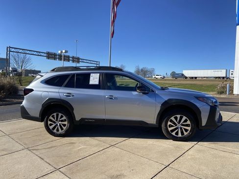 Used 2024 Subaru Outback Premium image 12