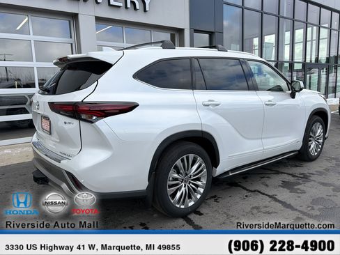Used 2026 Toyota Highlander Platinum image 9