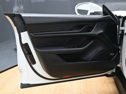 Used 2021 Porsche Taycan image 42