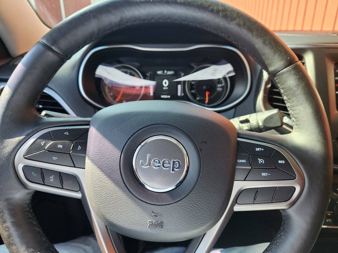 Used 2019 Jeep Cherokee Latitude Plus w/ Cold Weather Group AWD/4WD image 17