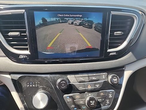 Used 2023 Chrysler Pacifica Touring-L image 17