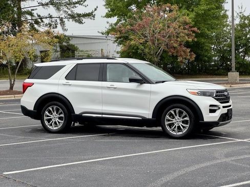 Used 2020 Ford Explorer XLT w/ Equipment Group 202A image 10
