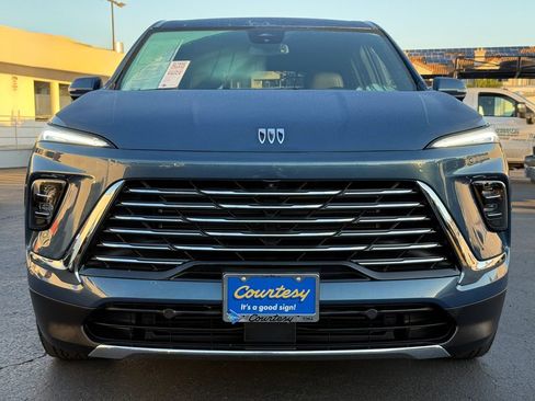 Used 2025 Buick Enclave Preferred image 3