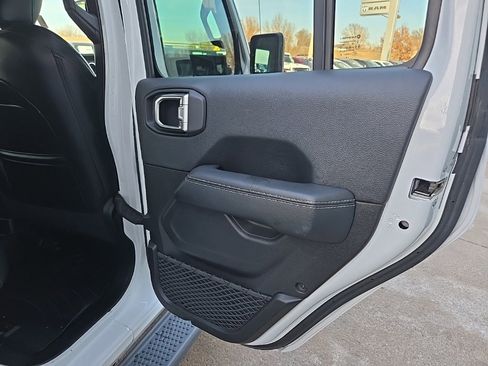 Used 2018 Jeep Wrangler Unlimited Sahara image 85