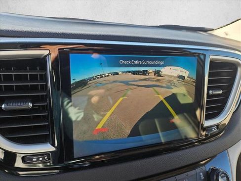 Used 2024 Chrysler Pacifica Touring-L image 21