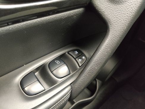 Used 2019 Nissan Rogue SV image 27