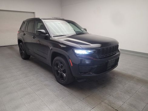 Used 2023 Jeep Grand Cherokee Altitude AWD/4WD image 13