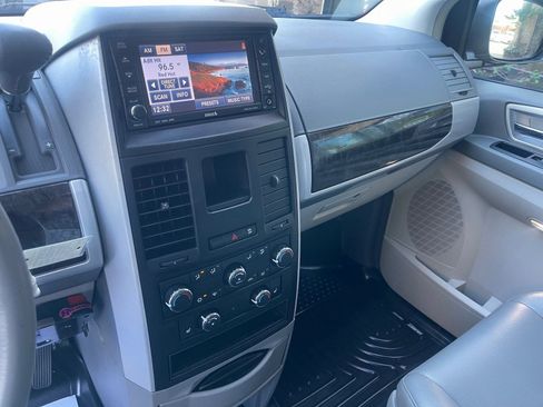 Used 2010 Dodge Grand Caravan SXT image 32