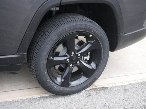 New 2025 Jeep Grand Cherokee L Altitude image 4