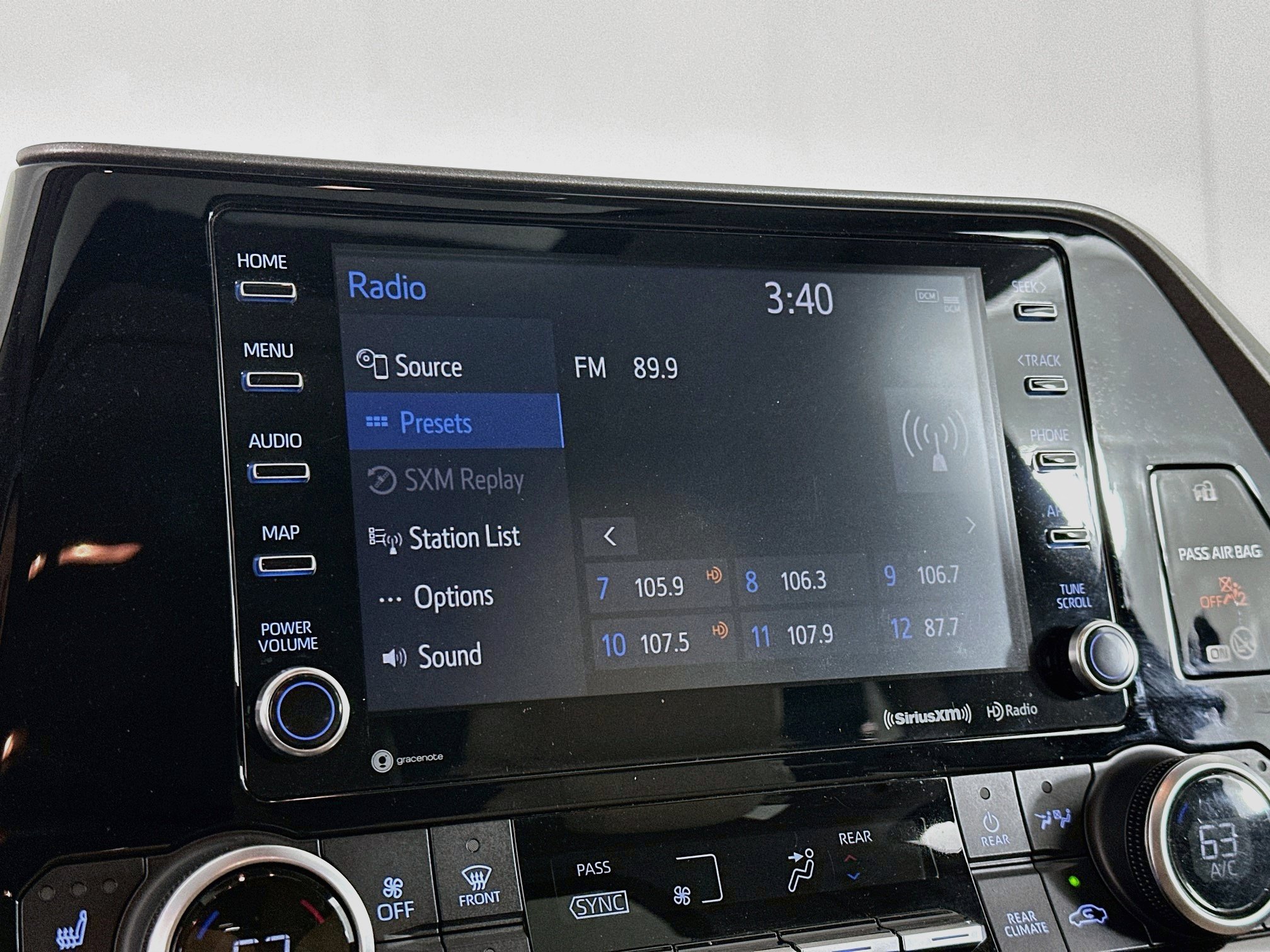 Used 2021 Toyota Highlander XLE AWD/4WD image 21