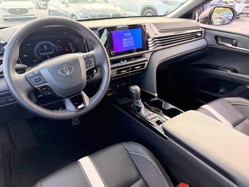 Used 2025 Toyota Camry SE w/ Convenience Package FWD image 8