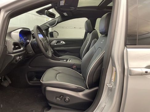 New 2026 Chrysler Pacifica Limited w/ Uconnect Theater Family Group image 18