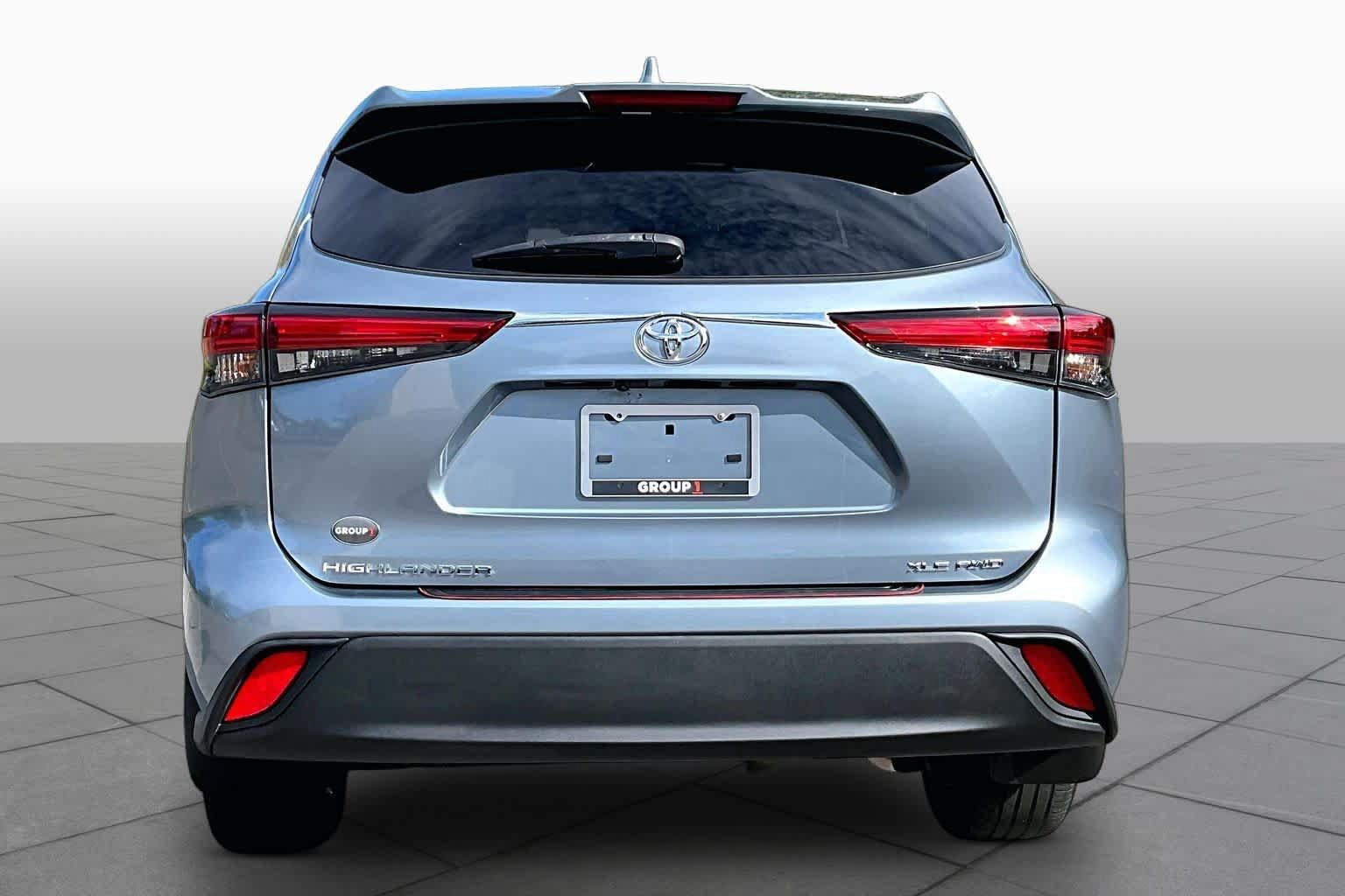 Used 2022 Toyota Highlander XLE AWD/4WD image 5