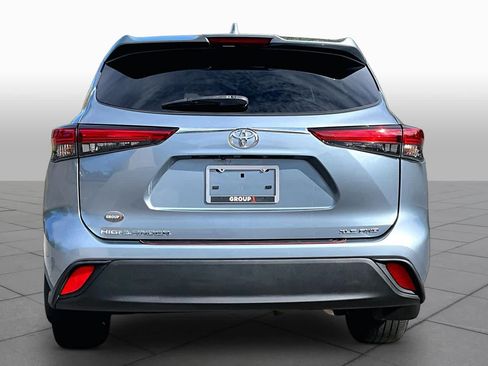 Used 2022 Toyota Highlander XLE AWD/4WD image 5