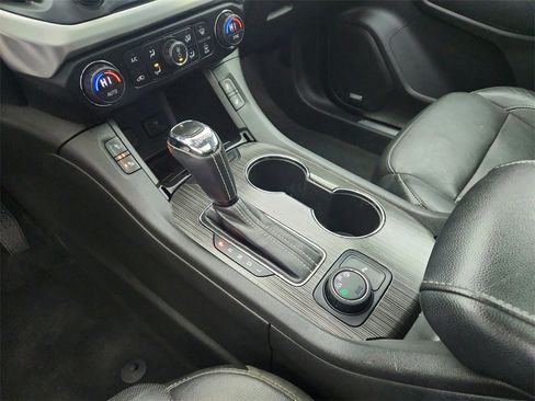 Used 2018 GMC Acadia SLT image 16