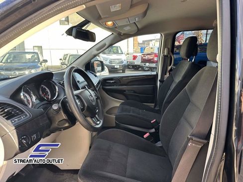 Used 2019 Dodge Grand Caravan SE w/ UConnect Hands-Free Group image 17
