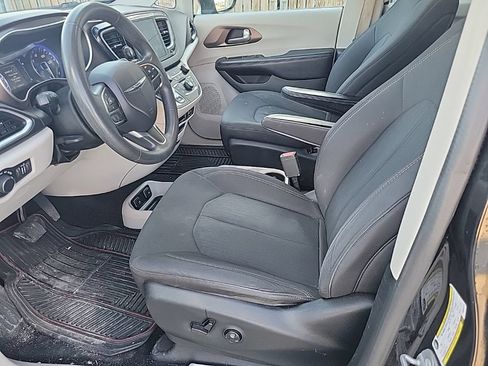 Used 2017 Chrysler Pacifica Touring w/ Tire & Wheel Group FWD image 8