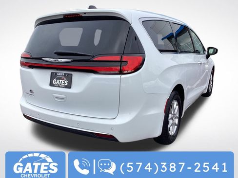 Used 2024 Chrysler Pacifica Touring-L image 10