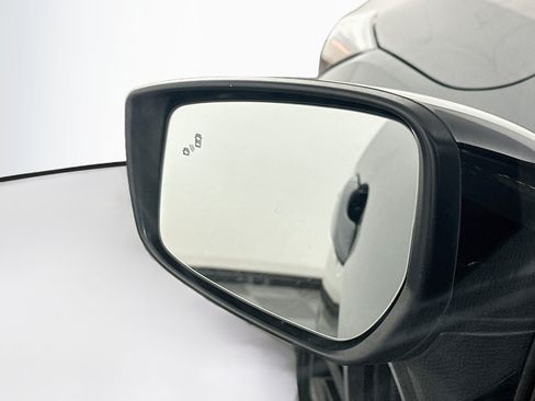 Used 2025 Nissan Versa SR FWD image 16