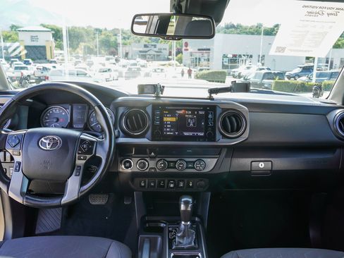 Used 2019 Toyota Tacoma TRD Sport w/ Technology Package AWD/4WD image 31