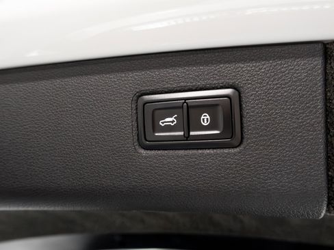 Used 2020 Bentley Bentayga V8 image 51