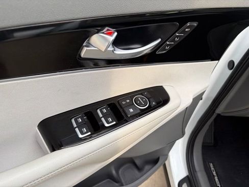 Used 2019 Kia Sorento SX image 12