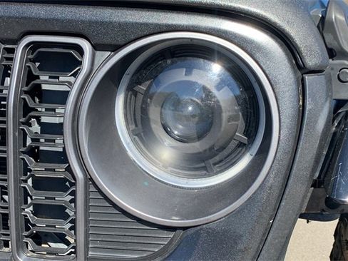 Certified 2022 Jeep Gladiator Willys image 10