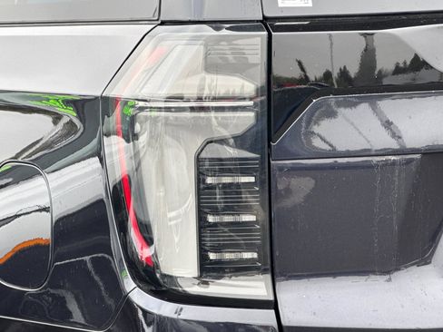 Used 2025 Chevrolet Suburban Premier image 43