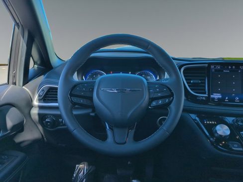 Used 2024 Chrysler Pacifica Touring image 12