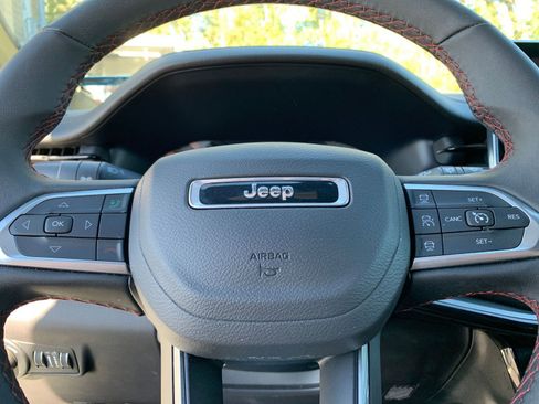 Used 2025 Jeep Compass Trailhawk image 27