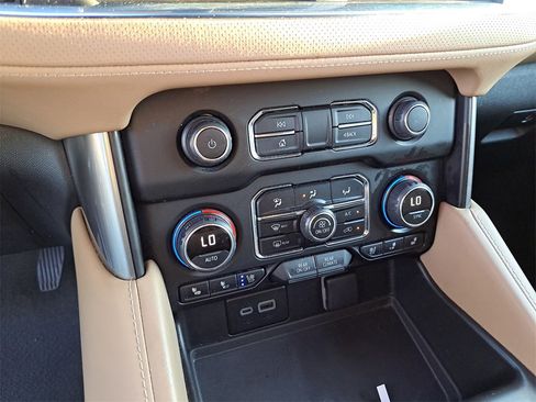 Used 2024 Chevrolet Suburban Premier image 23