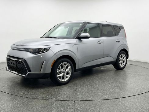 Used 2025 Kia Soul LX w/ LX Technology Package image 3