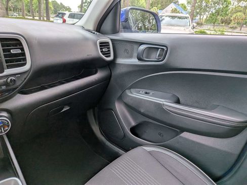 Used 2025 Hyundai Venue Limited FWD image 16