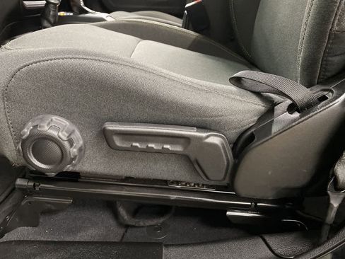 Used 2025 Jeep Wrangler Sahara image 14