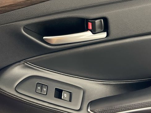 Used 2019 Toyota Avalon XLE image 32