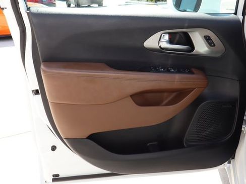 Used 2019 Chrysler Pacifica Limited w/ Advanced Safetytec Group FWD image 19