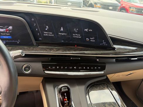 Used 2024 Cadillac Escalade Premium Luxury w/ Performance Package image 19