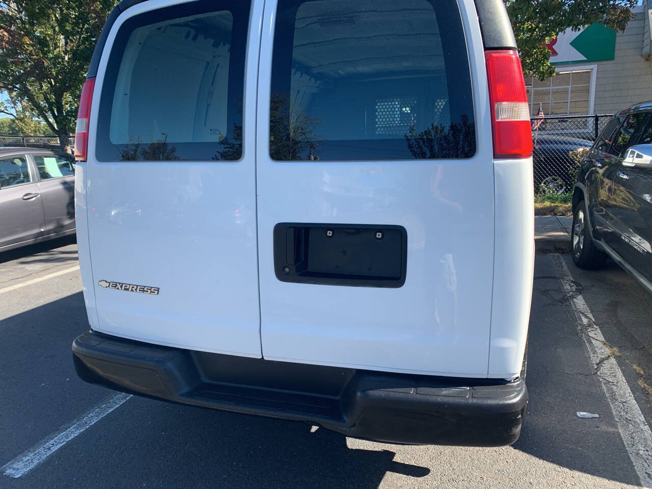 Used 2010 Chevrolet Express 1500 RWD image 9