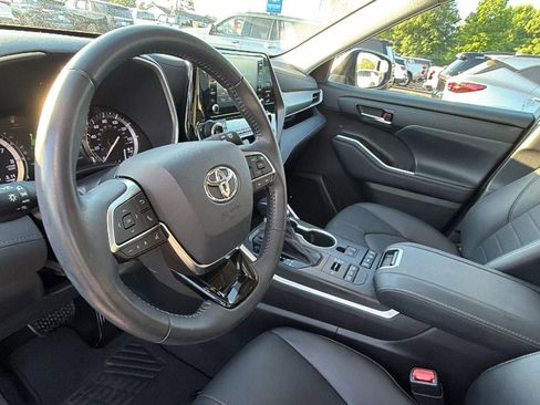 Used 2021 Toyota Highlander XLE AWD/4WD image 25