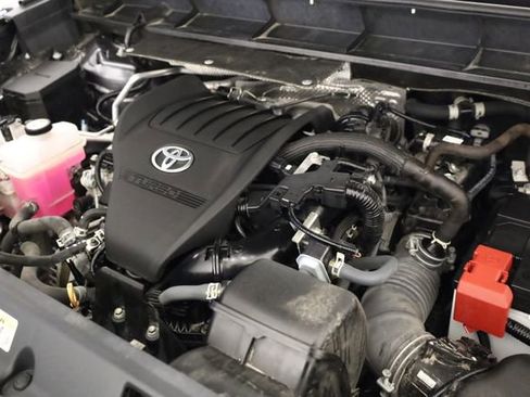 Used 2023 Toyota Highlander LE image 11