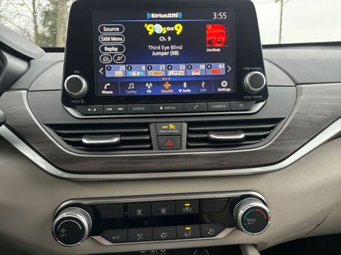 Used 2025 Nissan Altima 2.5 SV image 18