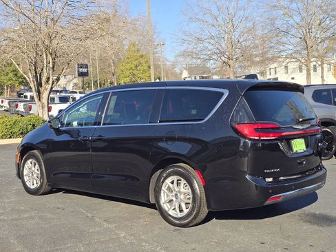 Used 2024 Chrysler Pacifica Touring-L image 27