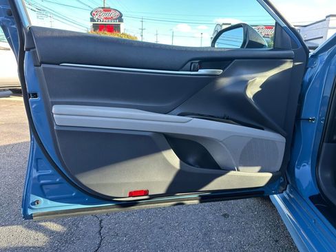 Used 2023 Toyota Camry SE image 9