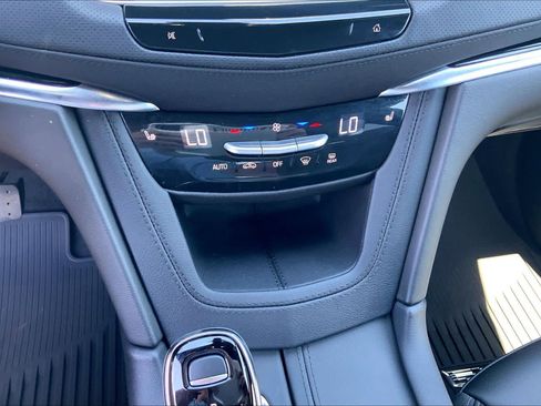 Used 2025 Cadillac XT6 Luxury FWD image 35